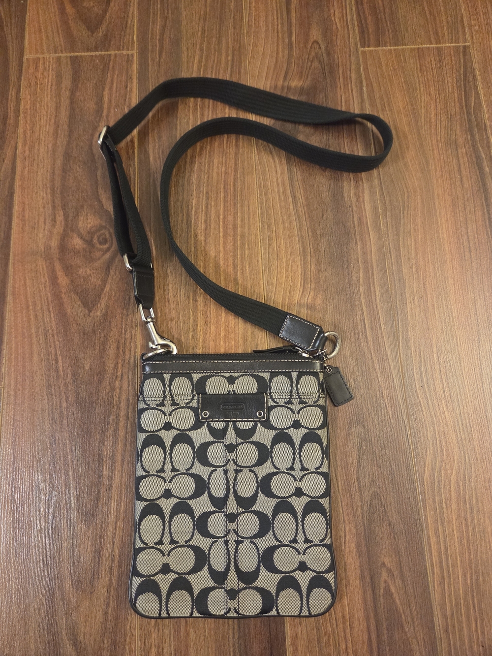 Coach Signature Crossbody Swingpack Bag - Black